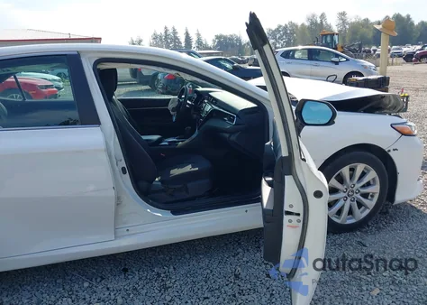 2018 Toyota Camry Le из США, поврежденный, VIN 4T1B11HK1JU057170